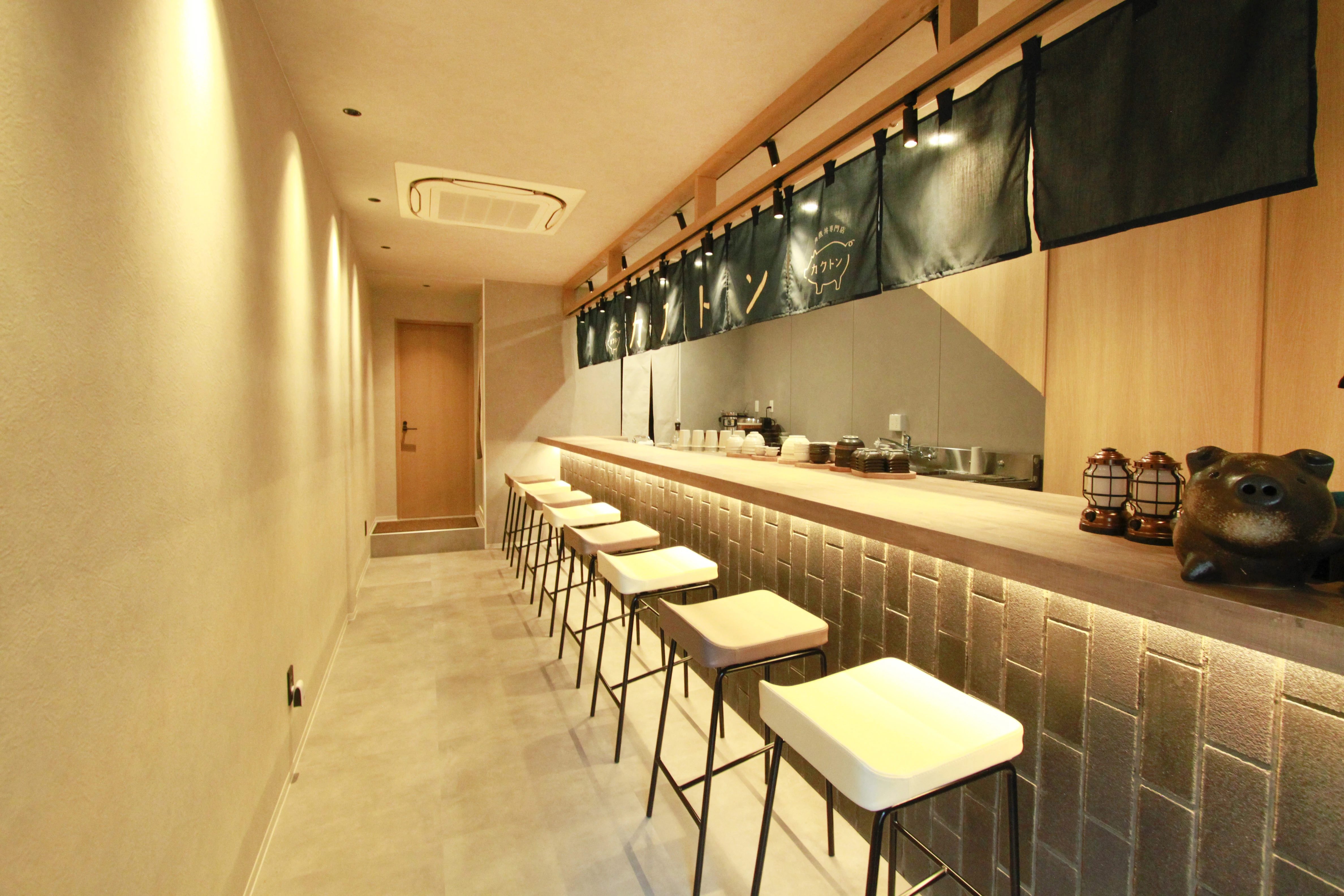 飲食店のカウンター席の役割は？種類と作る際のポイントも解説 