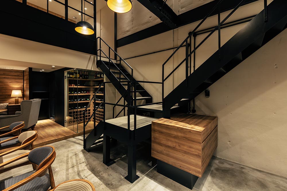 白い壁とレンガで仕上げたヨーロッパ調ダイニングバーの事例